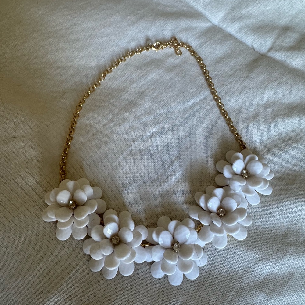 Elegant Floral Necklace with Gold Chain